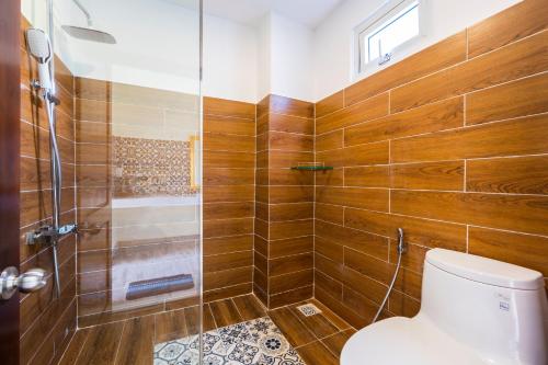 a bathroom with a shower and a toilet at Suối Mây Phú Quốc Garden Resort in Phu Quoc