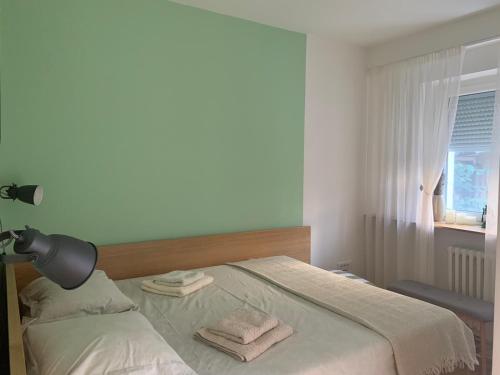 een slaapkamer met een bed met twee handdoeken erop bij ArtLoft in Novi Sad