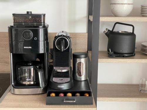 10 am See - auf der Sonnenseiteにあるコーヒーまたはお茶