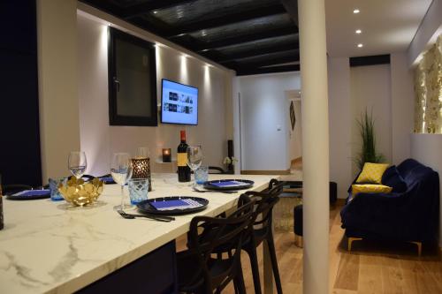 - une table avec des verres à vin et des bouteilles de vin dans l'établissement Appartement 2 chambres climatisé triangle d’or, à Bordeaux