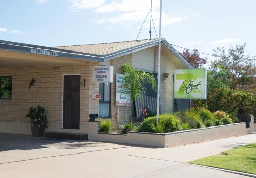 a building with a sign in front of it at 7th Street Motel in Mildura