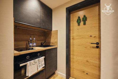 Una cocina con una puerta con dos hombres verdes en ella. en Chalet Goldstück, en Oberstaufen