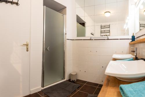 Ένα μπάνιο στο VILLA CITY GARDEN - Maison Spacieuse et Jardin - Proche Centre ville