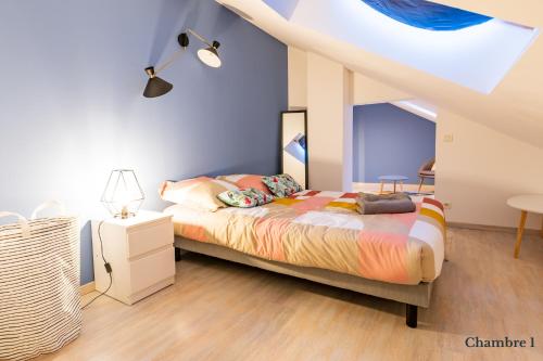 Ένα ή περισσότερα κρεβάτια σε δωμάτιο στο VILLA CITY GARDEN - Maison Spacieuse et Jardin - Proche Centre ville