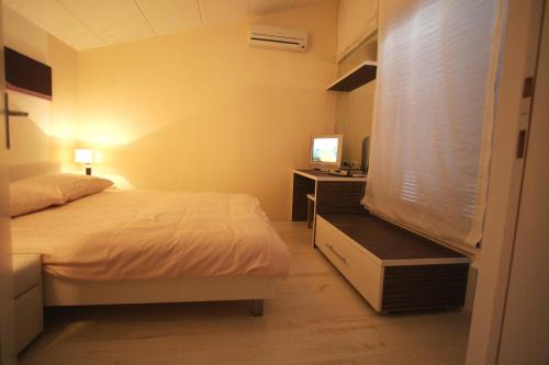 Una cama o camas en una habitación de Apartment Rona Gajac