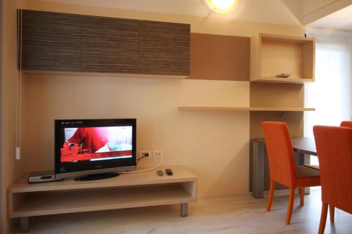 A television and/or entertainment centre at Apartment Rona Gajac