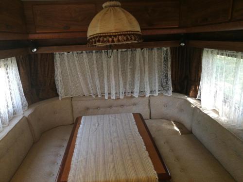 una cama vacía en la parte trasera de una caravana en Őrségi Nomád-Lak Nomád 1 en Kercaszomor