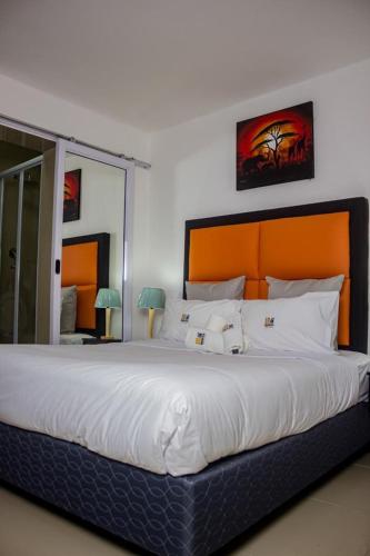 Una cama o camas en una habitación de 18 on sherlock