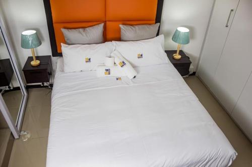 Una cama o camas en una habitación de 18 on sherlock