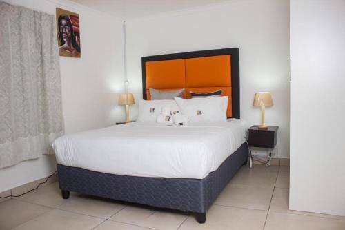 Una cama o camas en una habitación de 18 on sherlock