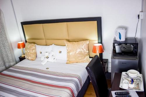 Una cama o camas en una habitación de 18 on sherlock