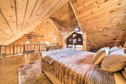 Posteľ alebo postele v izbe v ubytovaní Rangeley Retreat Cabin-Style Home Lake Access