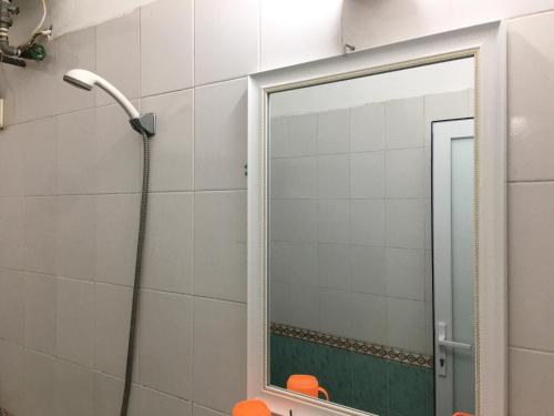 y baño con ducha y espejo. en NHÀ NGHỈ THÀNH THU en Hanói