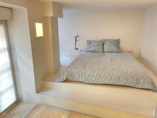 une chambre avec un lit dans le coin d'une pièce dans l'établissement Loft city center with parking, à Strasbourg