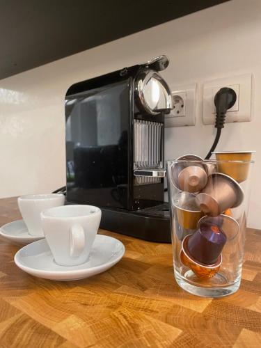 - une table avec un verre de café et un four micro-ondes dans l'établissement Loft city center with parking, à Strasbourg