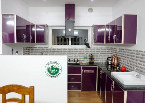 Η κουζίνα ή μικρή κουζίνα στο BonsNest Holiday Homes