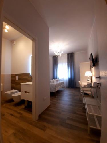 un salon avec un bureau et une chambre dans l'établissement CASA PASTEUR a due passi da Ostuni, à Carovigno