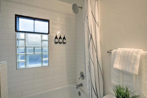 ein weißes Badezimmer mit Badewanne und Fenster in der Unterkunft Chic SLC Townhome Hike, Ski, Shop and Explore! in Salt Lake City