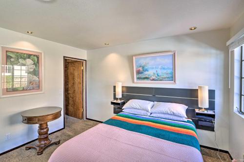 ein Schlafzimmer mit einem farbenfrohen Bett und einem Tisch in der Unterkunft Breezy and Central Monterey Apt with Bay View! in Monterey