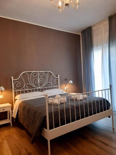 - une chambre avec un lit et un lustre dans l'établissement CASA PASTEUR a due passi da Ostuni, à Carovigno