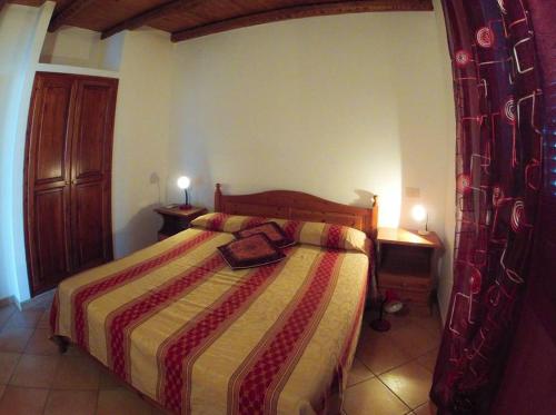 ein Schlafzimmer mit einem Bett und einer Handtasche darauf in der Unterkunft Borgo Il Faro in Lampedusa