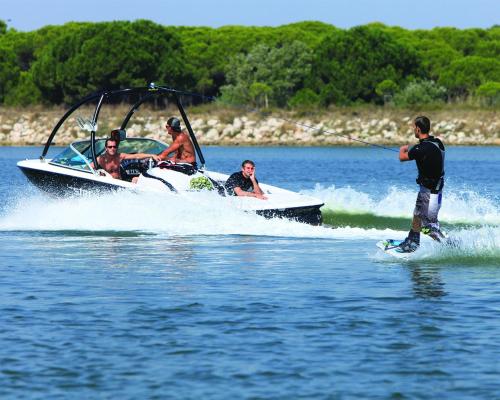 un groupe de personnes sur un bateau dans l'eau dans l'établissement Vittoria Immobilier 4-REGLEMENT SUR PLACE -chèques vacances acceptés, à La Grande Motte