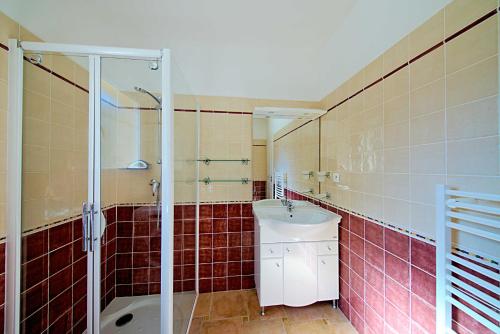 A bathroom at Orasi, Sartene, gîte dans villa climatisée tout confort
