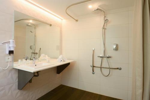 Un baño de Hotel Arc-En-Ciel Colmar Contact Hotel