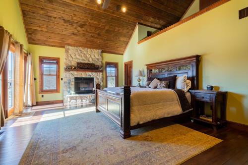 Exclusive High End Candlewood Lake retreat tesisinde bir odada yatak veya yataklar
