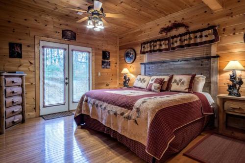 A bed or beds in a room at Kozy Bear Kabin