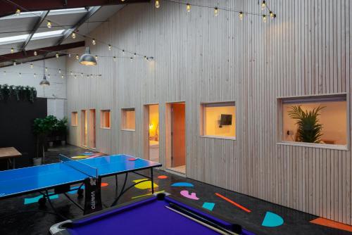 una sala de ping pong con 2 mesas de ping pong en CoalShed en Bristol