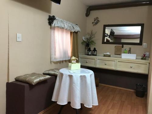 Cette chambre comprend une table avec un gâteau. dans l'établissement Casa de las Escaleras, à Pátzcuaro