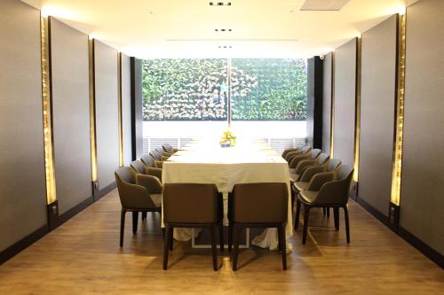 a dining room with a table and chairs and a window at Taipei 101 SPARKLE Hotel in Taipei