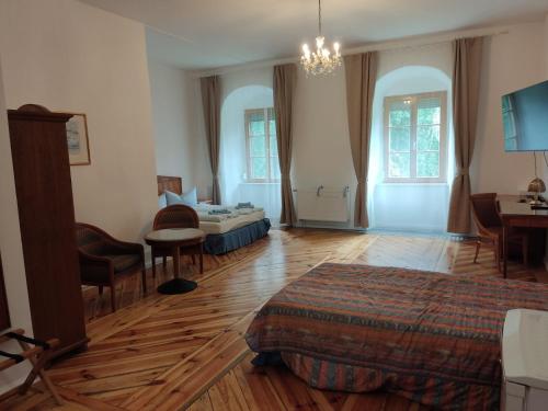 une chambre d'hôtel avec un lit et un salon dans l'établissement Rittergut Dröschkau, à Dröschkau