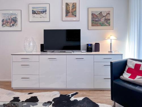 TV a/nebo společenská místnost v ubytování Designer Küche - Südbalkon - TG-Stellplatz - WLAN