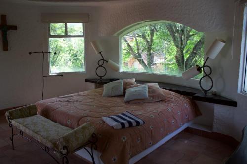 Ένα ή περισσότερα κρεβάτια σε δωμάτιο στο Villa Coiros ECOFRIENDLY suites & villas