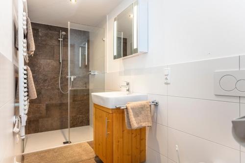 a bathroom with a sink and a shower at Gästehaus Dreier in Neukirchen am Großvenediger