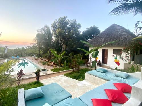 Bazén v ubytování Kingstone lodge zanzibar nebo v jeho okolí