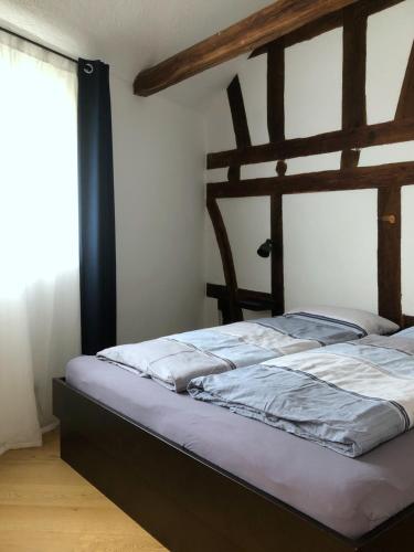 1 cama en un dormitorio con marco de madera en Gut Bunt Ferienhaus en Runkel