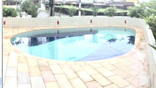 A piscina localizada em Apto 94 m2 mobiliado e decorado sacada panorâmica Condomínio Green Park no centro da Vila Caiçara - P Grande ou nos arredores