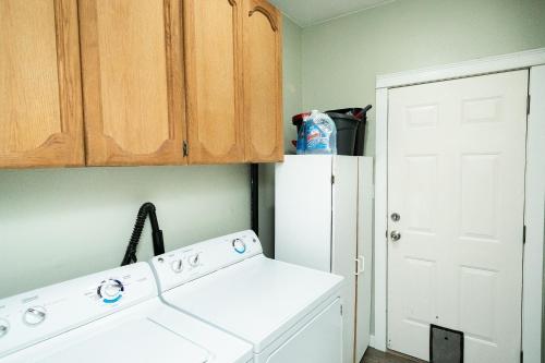 Η κουζίνα ή μικρή κουζίνα στο Cozy home for families with game room & playground