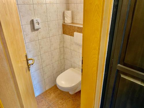A bathroom at Pension Alpin