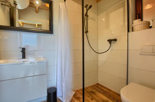 a bathroom with a shower and a sink at Bieszczadzki Jeleń in Ustrzyki Dolne