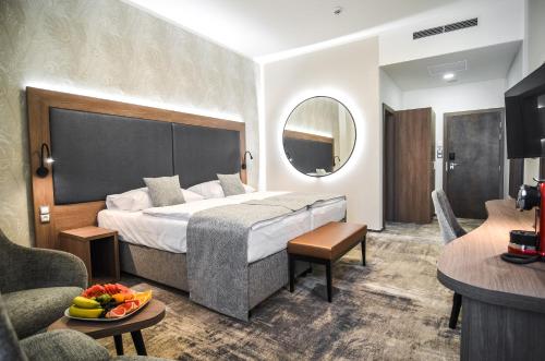 una camera d'albergo con letto e soggiorno di Hotel Galant Mikulov a Mikulov
