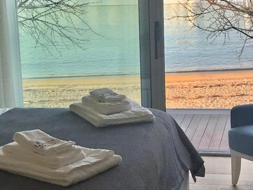 dos toallas sentadas en una cama frente a una ventana en Porto Douro Marina, en Vila Nova de Gaia