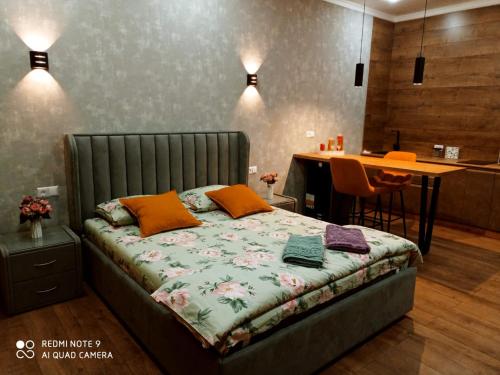 Llit o llits en una habitació de Yellow Apartment