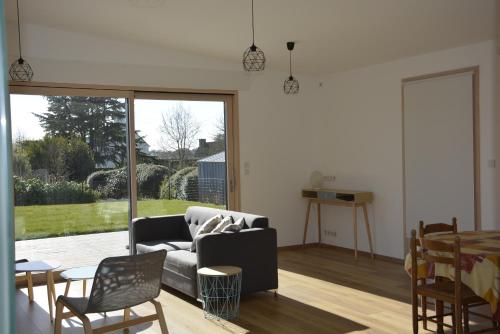 un salon avec un canapé et une table dans l'établissement Maison bord de mer avec jacuzzi, à Névez