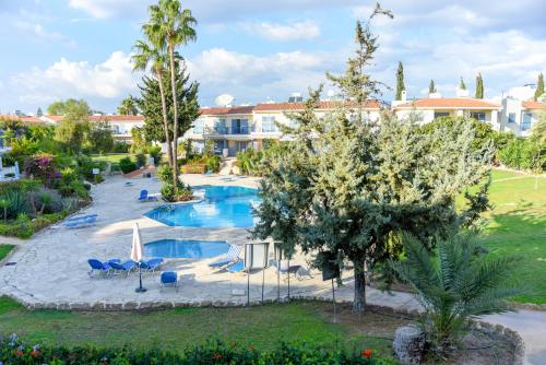 een afbeelding van een zwembad in een resort bij Paradise Gardens with a large terrace in Paphos City