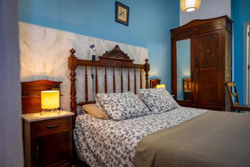 ein Schlafzimmer mit einem Bett und einer Lampe auf einem Tisch in der Unterkunft Casa Luna in Agaete