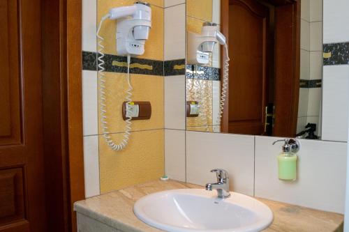 a bathroom with a sink and a mirror at Restauracja i Pokoje Gościnne Verde in Sokółka